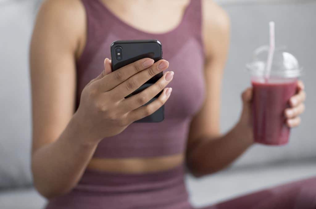 Mulher tomando suco - Aplicativos para emagrecer